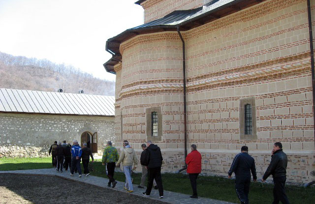 Deţinuţii, în pelerinaj la Mănăstirea Polovragi