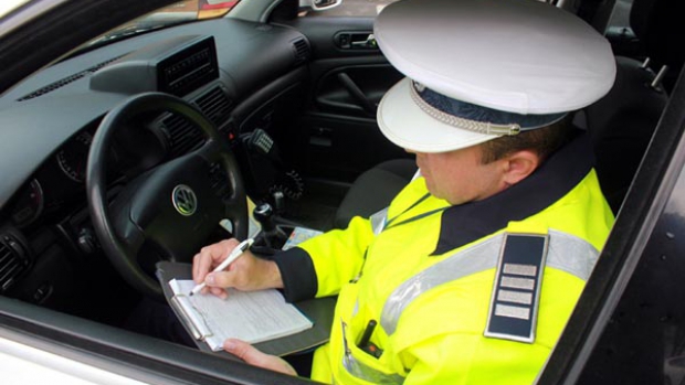 Sute de șoferi, amendați de polițiști
