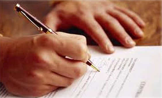 Septuagenar țepuit de cinci tineri