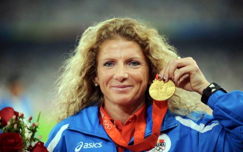 Constantina Diţă este campioana noastră olimpică la maraton, stabilită în prezent în Statele Unite ale Americii şi originară din Turburea, judeţul Gorj. Fotografia de mai sus o înfăţişează pe atletă la scurt timp după câştigarea aurului olimpic, iar următorul mesaj a fost scris de fiul acesteia, Rafael, pe pagina sa de socializare: „17 august 2008, la Beijing, China. În această zi a fost marcat un record mondial observat peste tot în lume! Femeia din poză este mama mea care s-a dus la antrenament de două ori pe zi, în fiecare zi timp de aproximativ 2 ore. (…) Pe deasupra, ai reuşit să mă înveţi cum merg lucrurile în viaţă, ai reuşit să mă înveţi cum să mă reprezint singur. (…) Am fost mai mult decât mândru că ai trecut de linia de finish, la cea mai grea şi mai uimitoare cursă din lume la maraton! (…) Mulţumesc mamă pentru tot şi felicitări pentru istorie. Te iubesc!”