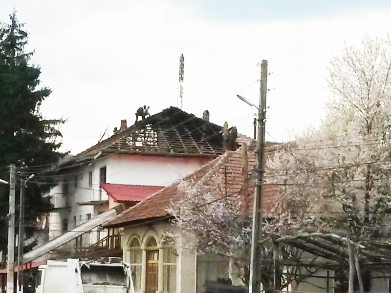 Apartamentele medicului și ale preoților din Padeș, inundate din lipsa acoperișului clădirii primăriei