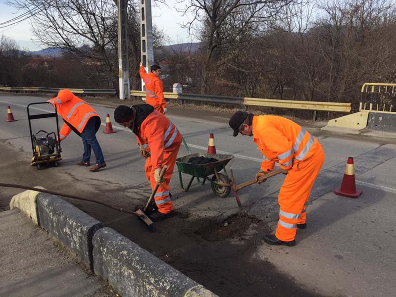 Vremea capricioasă le dă bătăi de cap drumarilor