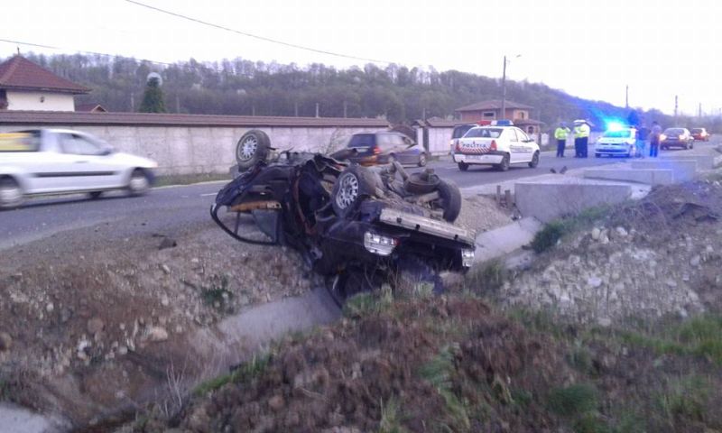 A scăpat miraculos cu viață, după ce și-a făcut praf bolidul