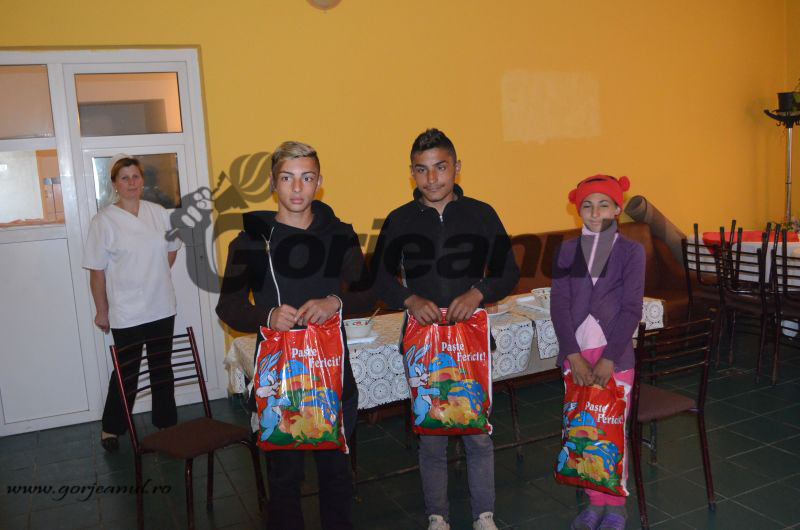 Campania ”Dăruiește și primești” a adus zâmbete la Țânțăreni și Ionești