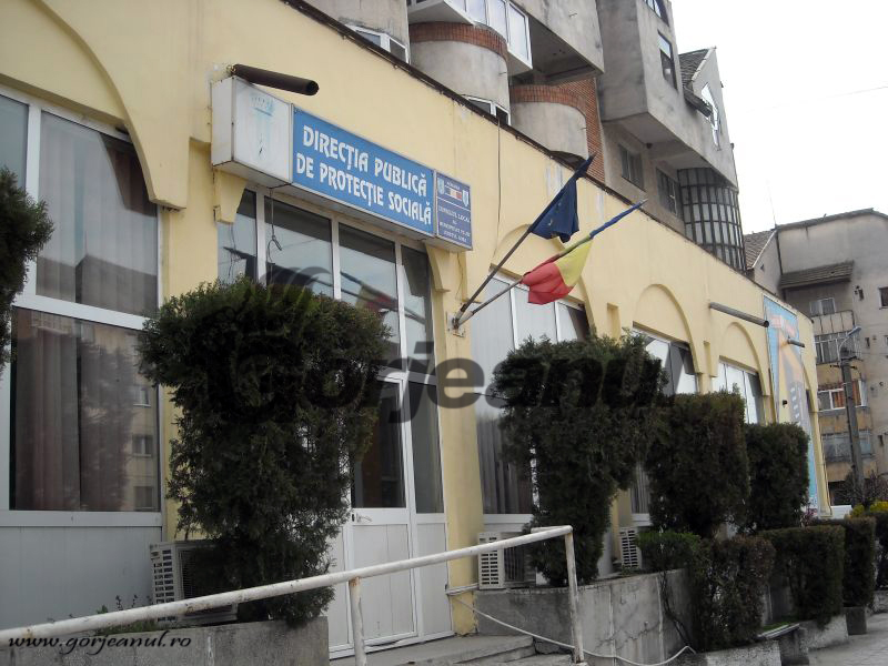 Pachete alimentare pentru 50 de familii din Târgu-Jiu