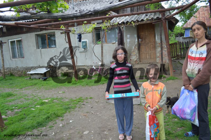 Zeci de familii nevoiașe din Scoarța și Prigoria, ajutate să zâmbească