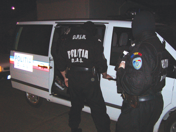 Mamă și fiu, reținuți după un scandal în Obreja