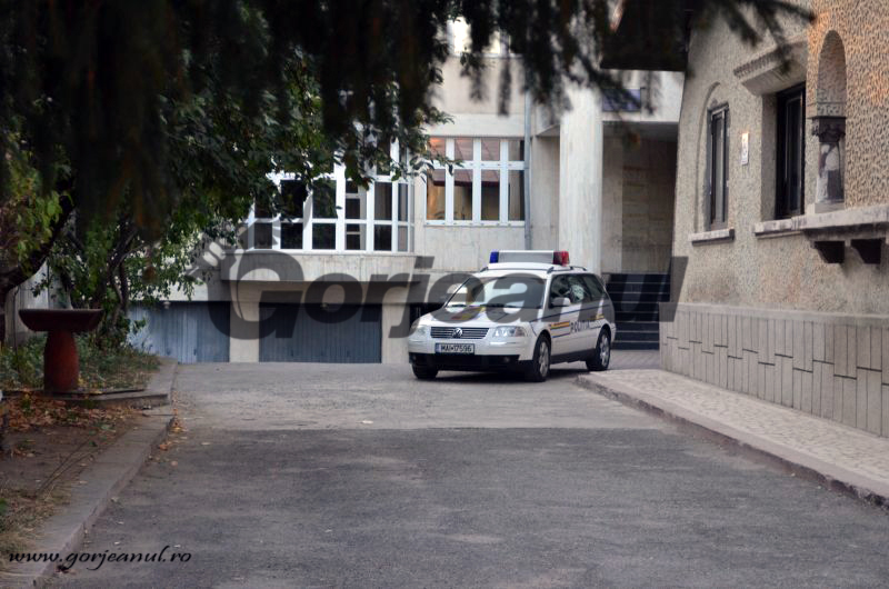 Mamă, tată și fiu, înjunghiați pentru o palmă de pământ