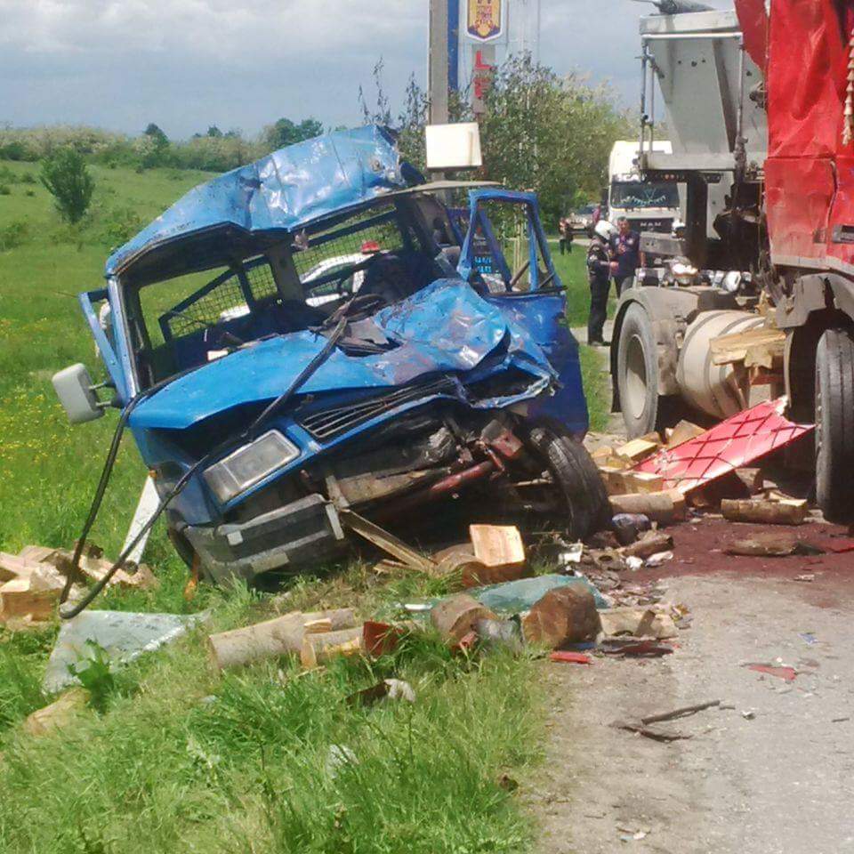 Accident spectaculos în Gorj: O autoutilitară a fost distrusă de tir