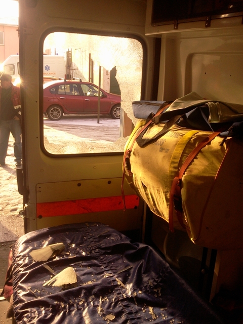 De supărare că va fi dus la Psihiatrie, Un petrecăreț recalcitrant a spart geamul Ambulanței