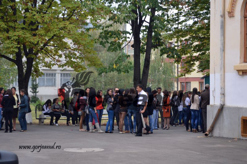 Doi elevi gorjeni, în febra sesiunii speciale a Bac-ului