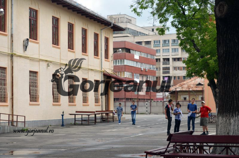 La iniţiativa consilierilor PNL şi PMP/Conducerea Primăriei Târgu-Jiu promite acordarea de burse de merit