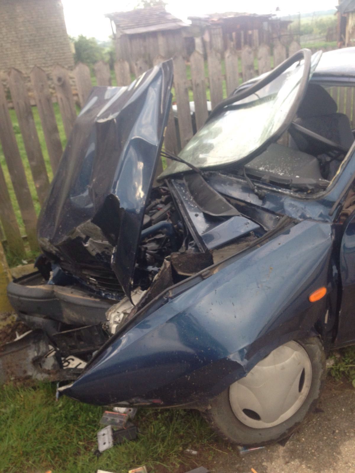 Beat criță, un tânăr s-a oprit cu mașina în stâlp