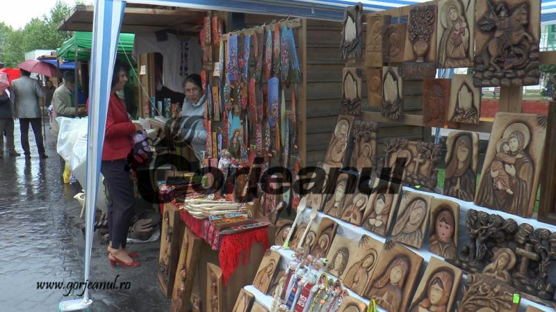 24 de meşteri populari din întreaga Oltenie expun la Târgu-Jiu