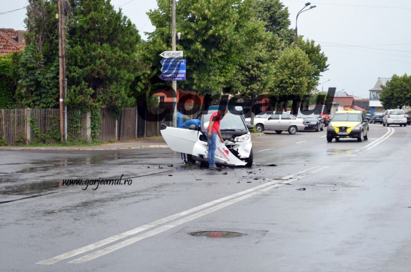 Accident la Târgu-Jiu: Un tânăr care făcea livrări de pizza a scăpat ca prin minune