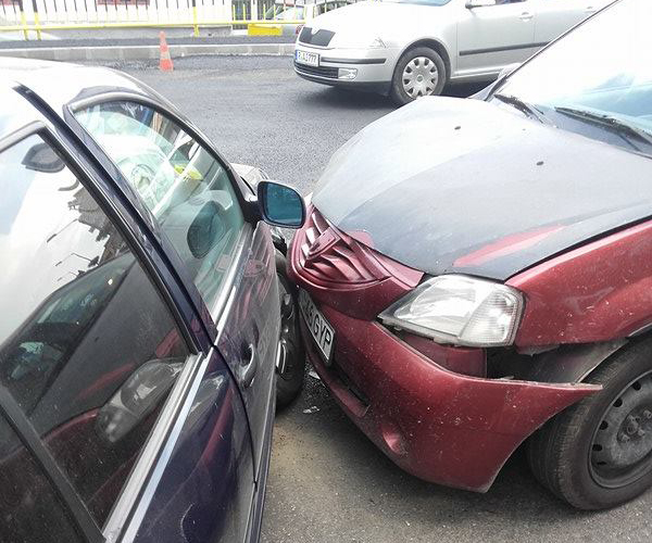 Accident lângă Pasarela din Târgu-Jiu: Șoferul nevinovat a ajuns la spital