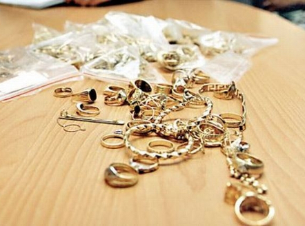 Reținută pentru furt de bijuterii