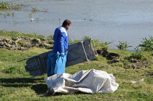 Descoperiri macabre: Bărbatul găsit spânzurat în pădure, femeia moartă lângă un pârâu