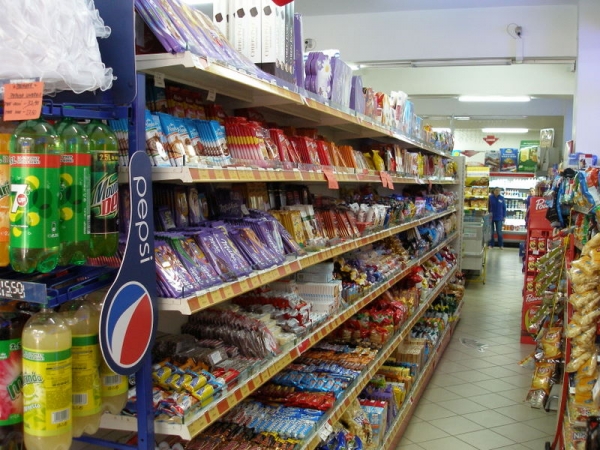 Magazine alimentare cu deficienţe, sancţionate de inspectorii DSVSA