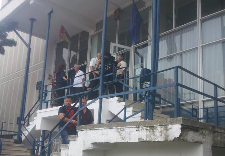 Arestat la domiciliu pentru lovirea unui polițist