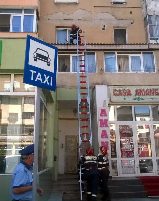 Pompierii, chemați prin 112 să dea tencuiala de pe un bloc