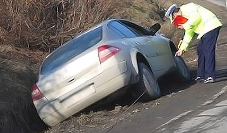 Viteza l-a băgat în gard