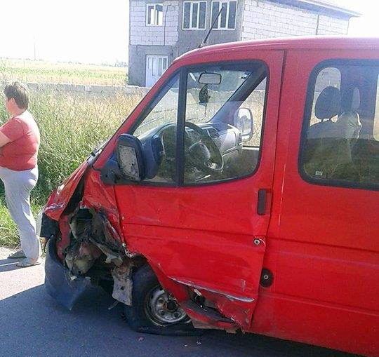 Accident la Bengești-Ciocadia: Două mașini s-au lovit frontal