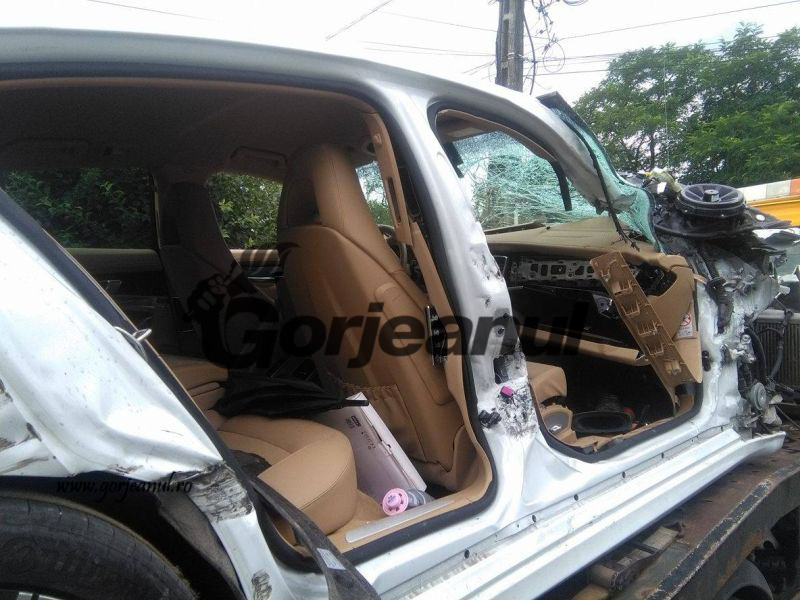 Fostul decan al UCB și pasagera de 18 ani au scăpat miraculos: Bolidul de lux s-a făcut praf