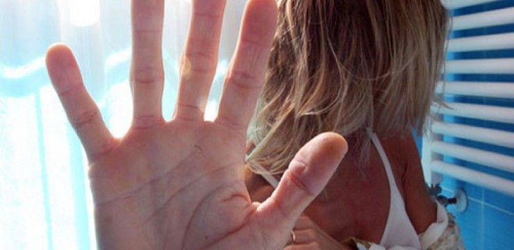 Minoră bătută de iubit