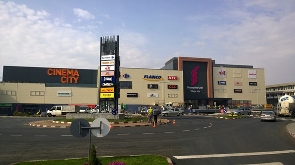 Amenințare cu sabia la mall! Taximetrist reținut după ce a băgat spaima în angajata unui cazino