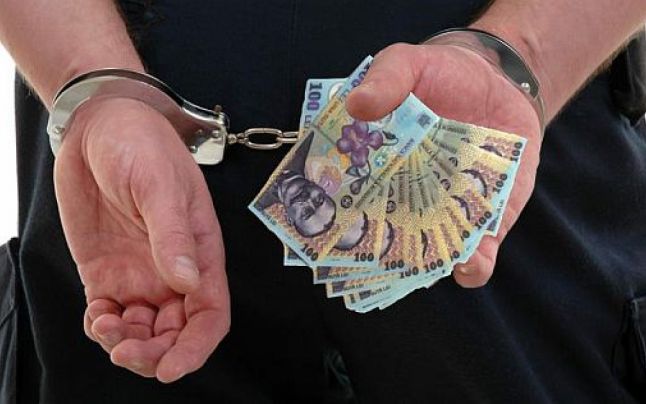 A alertat procurorii înainte să meargă la întâlnire! Polițist de la Rutieră, filmat pe terasa unui local în timp ce primea mită