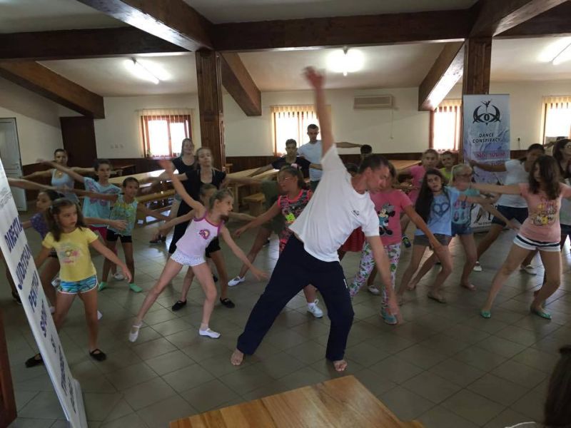 tinerii danseaza sacelu