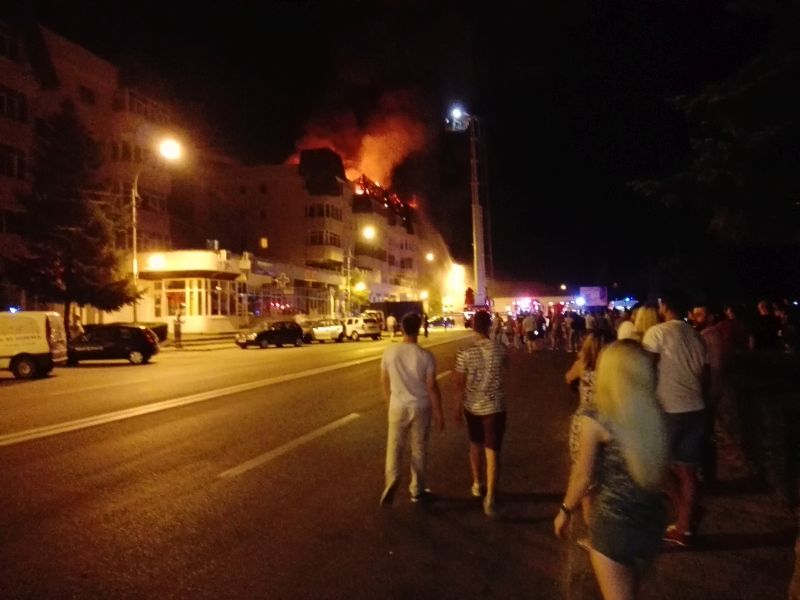 Incendiu violent la Târgu-Jiu: Zeci de locatari au rămas fără acoperiș deasupra blocului