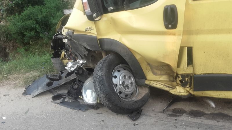 Accident grav la Dănciulești: Zece persoane au fost rănite, după ce un microbuz școlar și un BMW s-au ciocnit