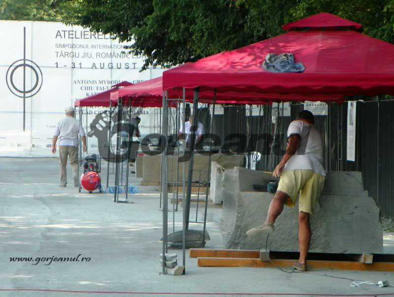 Pentru că vernisajul se apropie cu paşi repezi – La „Atelierele Brâncuşi 2016” se lucrează din greu
