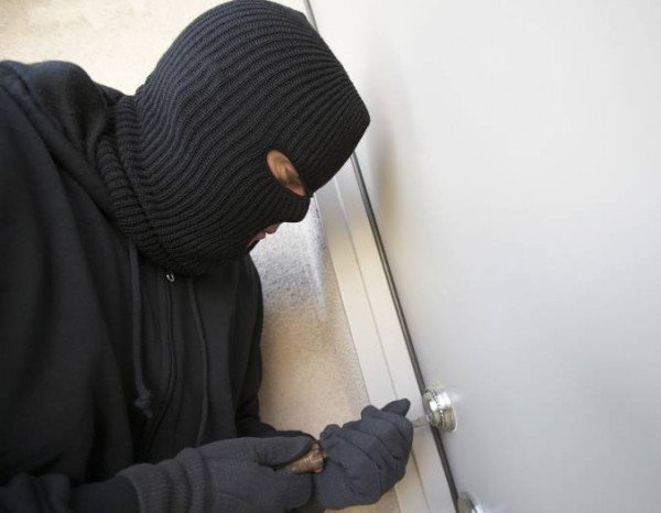 Spargere la un magazin din comuna Stejari