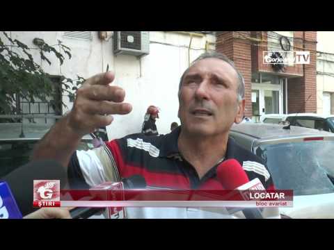 MAŞINĂ DISTRUSĂ DE TENCUIALA DE PE BLOC