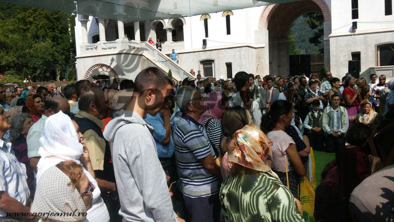 Mii de pelerini la Mănăstirea Lainici