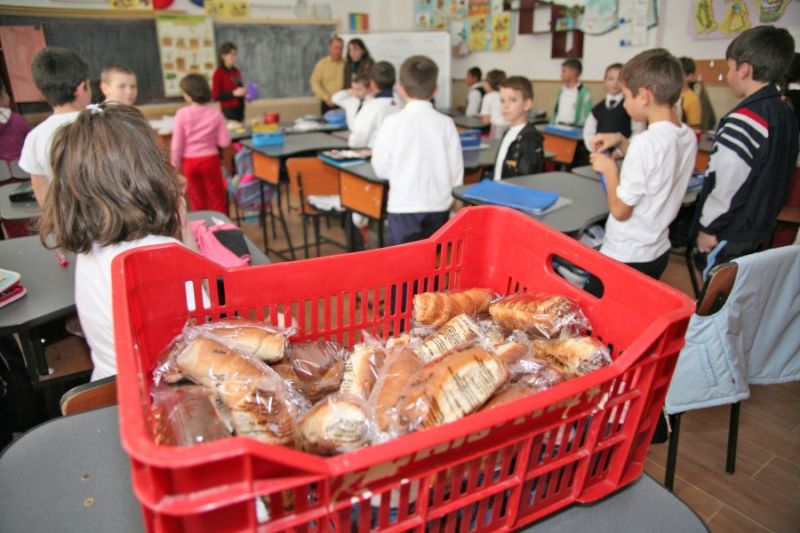 Lapte și corn de peste 27 de milioane de lei, pentru elevii și preșcolarii din Gorj