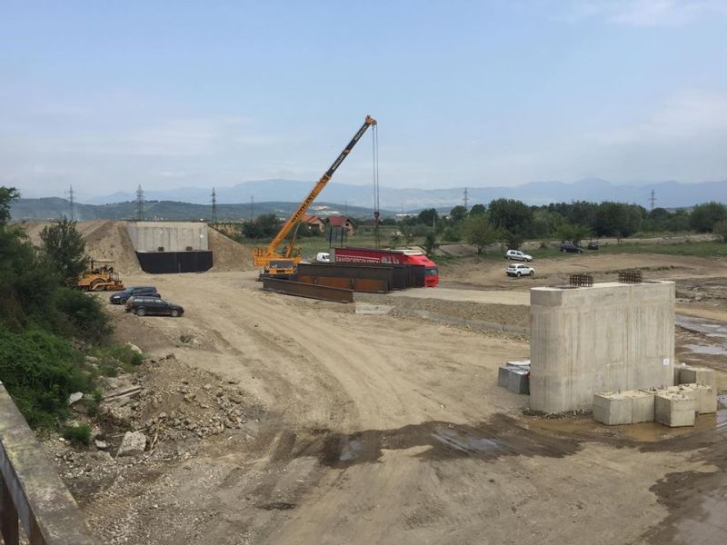 Pe varianta de ocolire a municipiului, Material unicat, folosit la podul de peste Jiu din zona CET