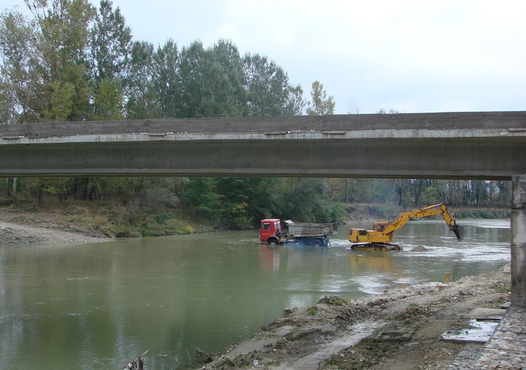 Administrator cercetat după ce a luat pietriș din Gilort