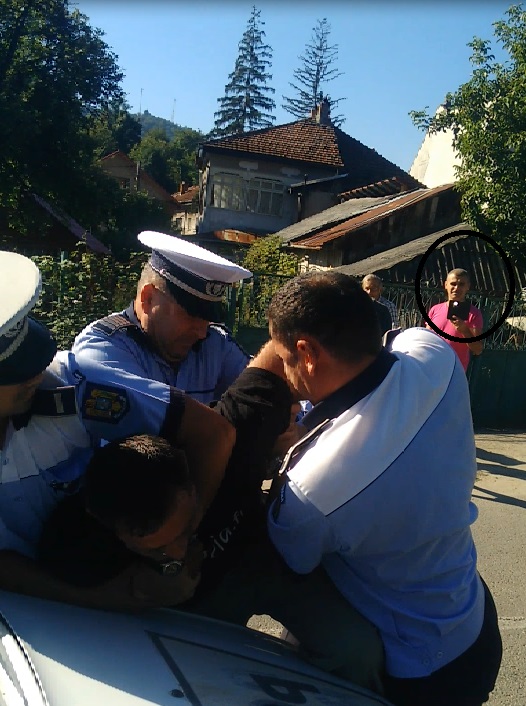 VIDEO: Noi imagini cu bårbatul încătușat pentru că l-a deranjat pe șoferul unui BMW: La volan era șeful Poliției!