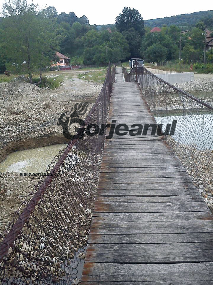 Puntea dărâmată! Localnicii din Peticei trec Galbenu pe tuburi
