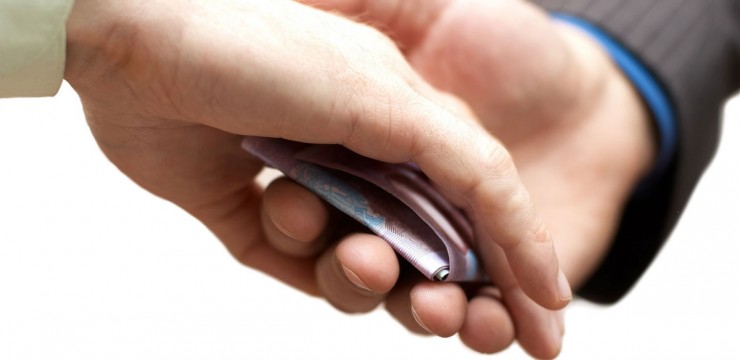 Liber după ce a fost filmat în timp ce îi dădea șpagă unui polițist