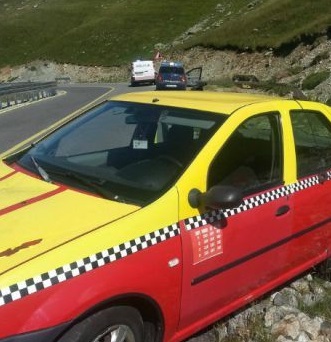 Taximetrist închis în portbagaj de trei clienți
