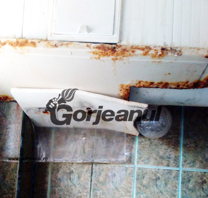 Antonie și Dafinoiu nu au intrat / Doar Klaus a dat cu nasul de igrasia și rugina din vestiarele minerilor de la Lupoaia