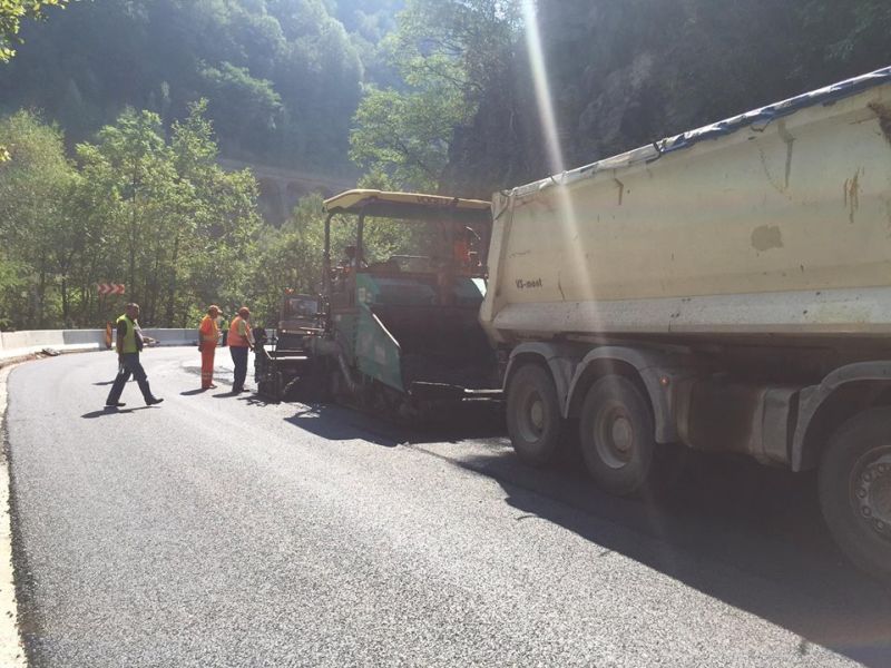 Stratul de uzură, turnat în Defileu