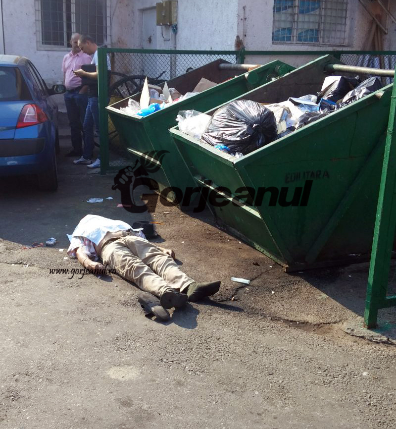 Om al străzii mort în Piața Mică!