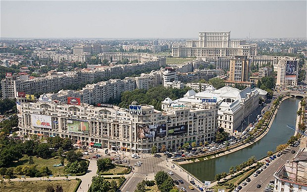 Cine are interesul să-i dezbine pe români și să le vândă țara la “tarabe”