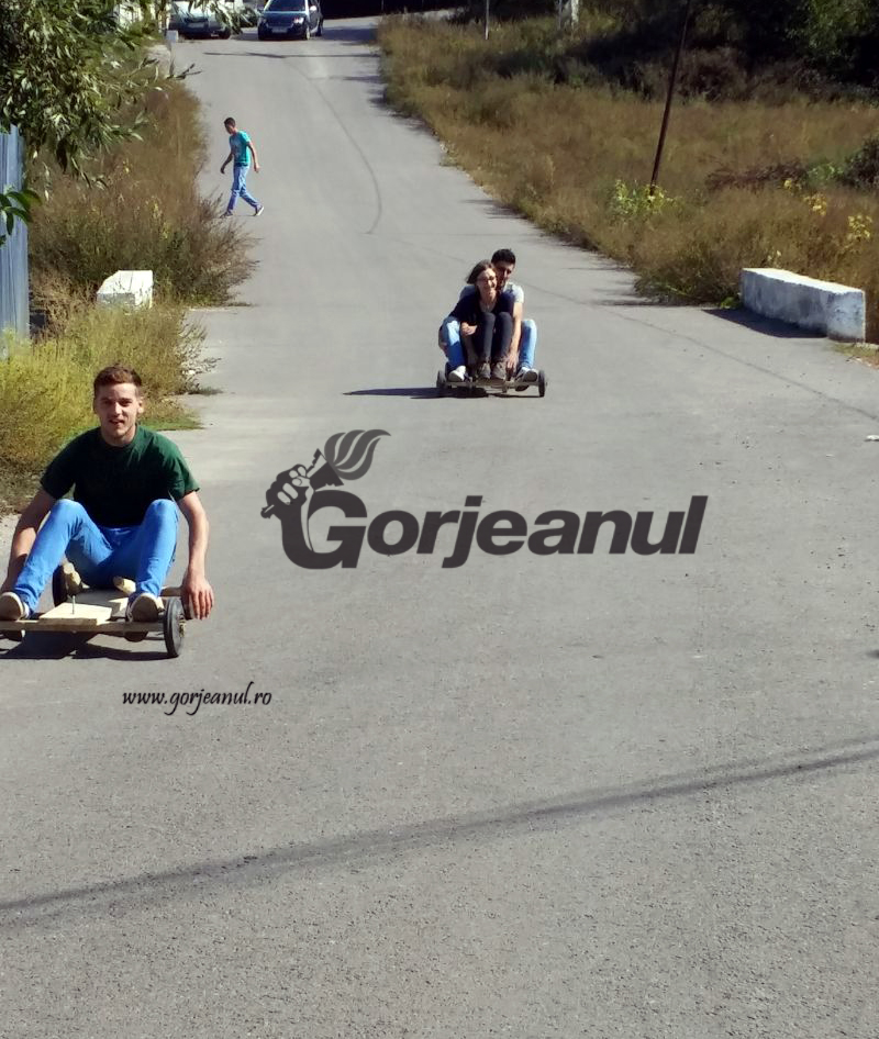 Cursă inedită de cărucioare pe rulmenți